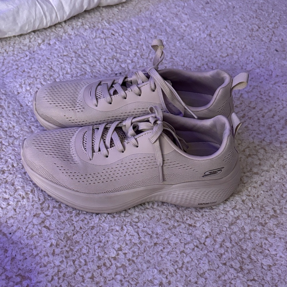 Skechers Women's cream Sneakers